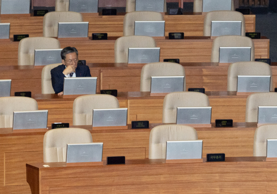 목 축이는 장동혁 대표