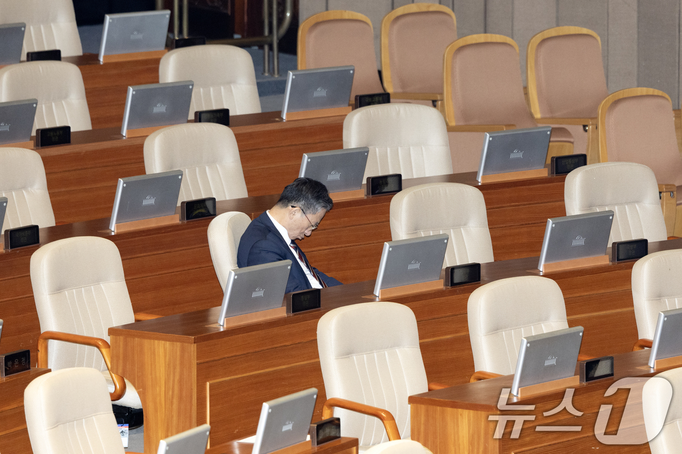 (서울=뉴스1) 이승배 기자 = 23일 서울 여의도 국회에서 열린 제430회국회(임시회) 제2차 본회의에서 장동혁 국민의힘 대표가 12·3 윤석열 비상계엄 등에 대한 전담재판부 설 …