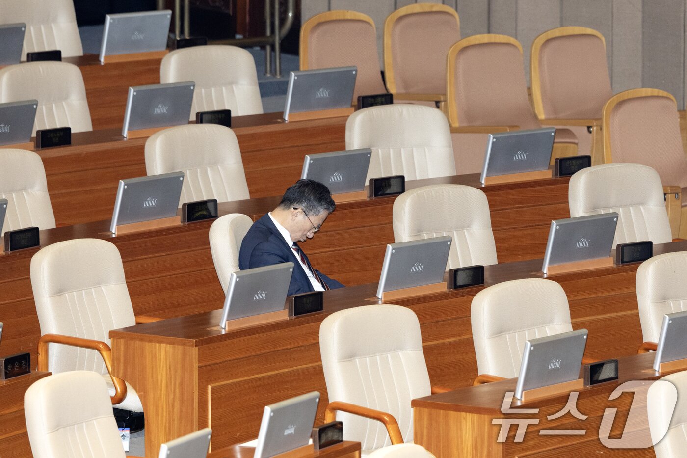 본문 이미지 - 23일 서울 여의도 국회에서 열린 제430회국회(임시회) 제2차 본회의에서 장동혁 국민의힘 대표가 12·3 윤석열 비상계엄 등에 대한 전담재판부 설치 및 제보자 보호 등에 관한 특별법안(대안) 수정안에 대한 무제한토론(필리버스터)을 하는 가운데 정성호 법무부 장관이 피곤한 모습을 보이고 있다. 2025.12.23/뉴스1 ⓒ News1 이승배 기자