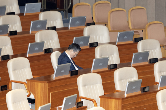 무제한 토론에 피곤한 모습 보이는 정성호 법무부 장관