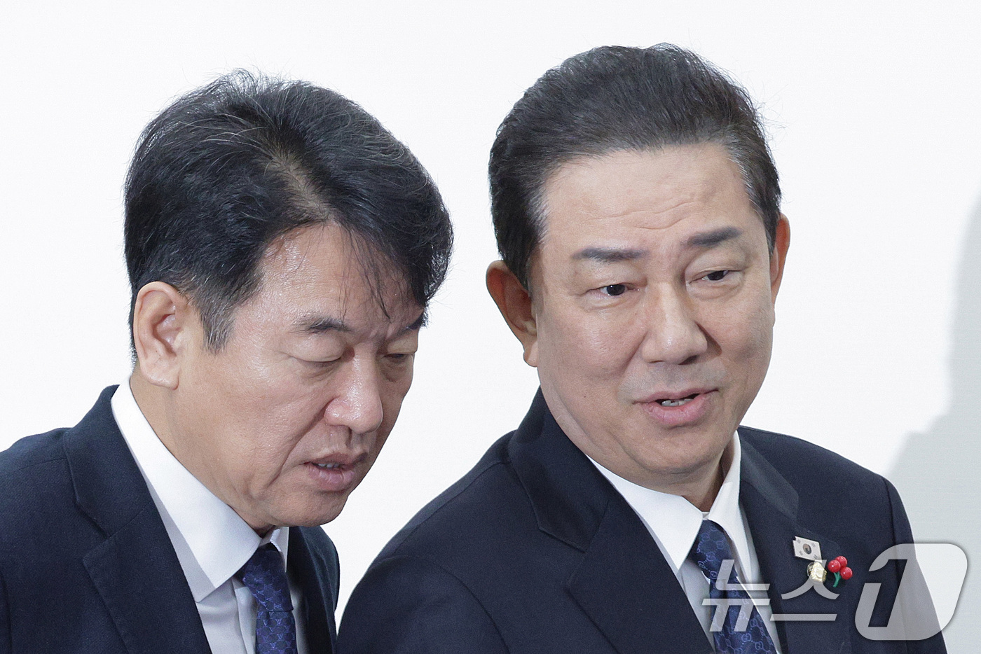 (서울=뉴스1) 신웅수 기자 = 김병기 더불어민주당 원내대표와 문진석 원내수석이 23일 서울 여의도 국회에서 열린 원내대책회의에서 대화하고 있다. 2025.12.23/뉴스1