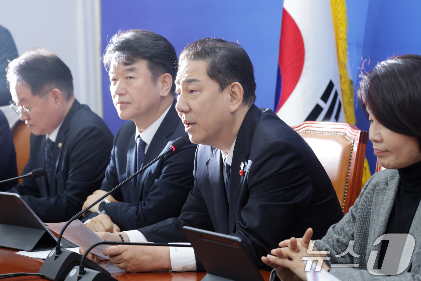 (서울=뉴스1) 신웅수 기자 = 김병기 더불어민주당 원내대표가 23일 서울 여의도 국회에서 열린 원내대책회의에서 발언하고 있다. 2025.12.23/뉴스1