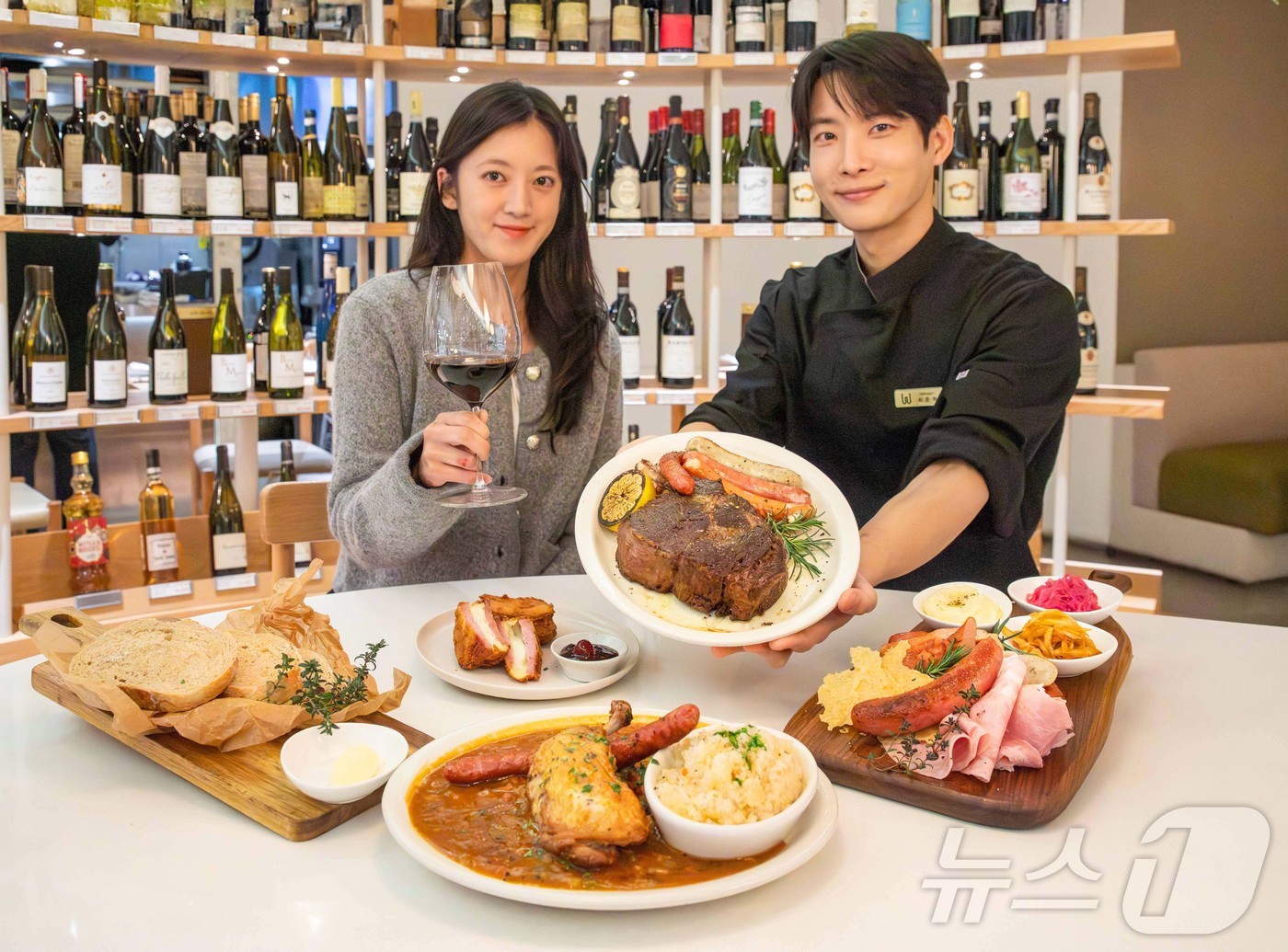 (서울=뉴스1) = 현대백화점은 연말을 맞아 와인 복합 매장 '와인웍스' 전국 매장에서 스테이크와 소시지, 햄 등을 활용한 신메뉴를 선보인다고 23일 밝혔다. 사진은 서울 강남구 …