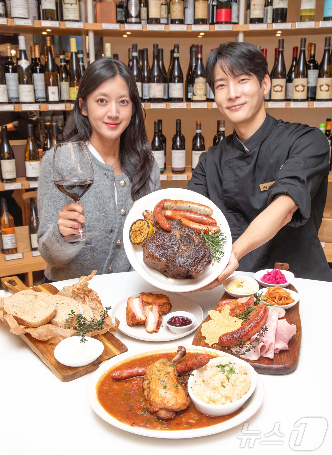 (서울=뉴스1) = 현대백화점은 연말을 맞아 와인 복합 매장 '와인웍스' 전국 매장에서 스테이크와 소시지, 햄 등을 활용한 신메뉴를 선보인다고 23일 밝혔다. 사진은 서울 강남구 …