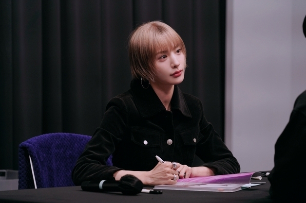 나나, 첫 솔로앨범 발매 기념 팬사인회 성료…팬들 위한 역조공까지