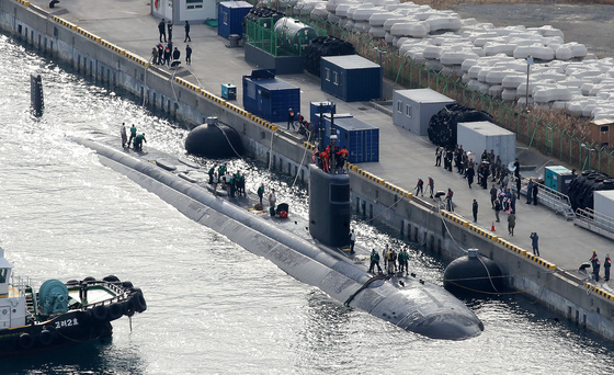 부산작전기지 입항한 美 핵잠수함