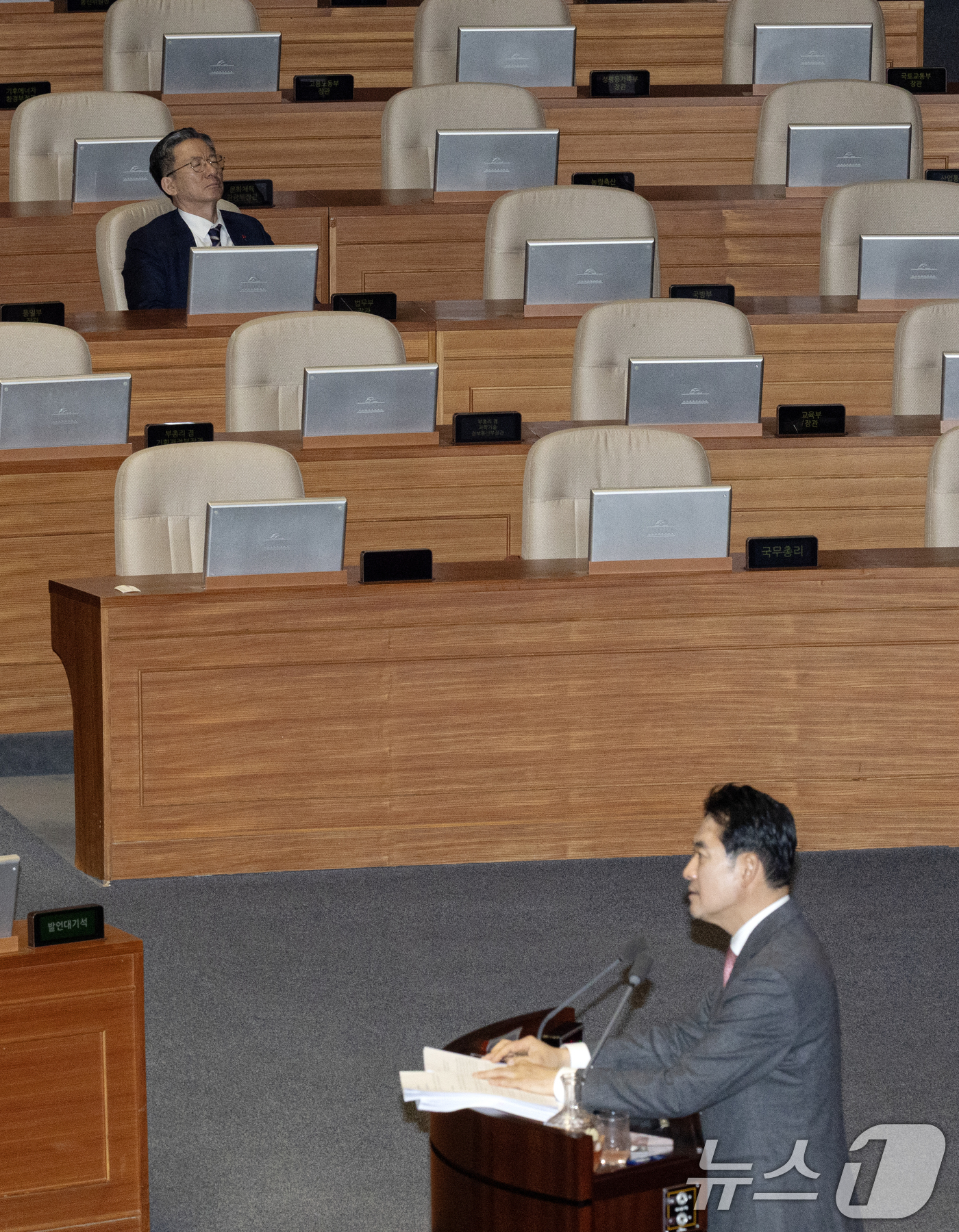 (서울=뉴스1) 이승배 기자 = 23일 서울 여의도 국회에서 열린 제430회국회(임시회) 제2차 본회의에서 장동혁 국민의힘 대표가 12·3 윤석열 비상계엄 등에 대한 전담재판부 설 …