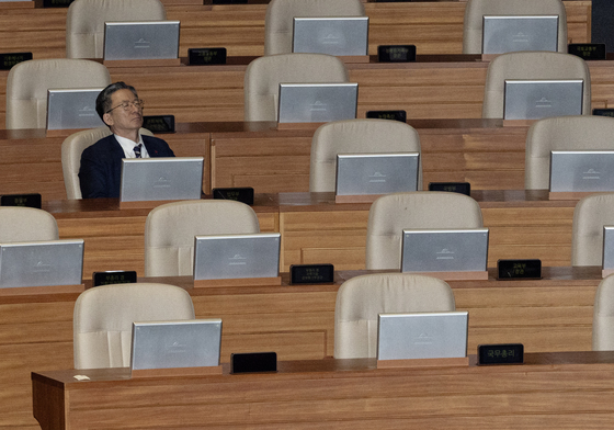 최장 시간 필리버스터에 피곤한 정성호 법무부 장관