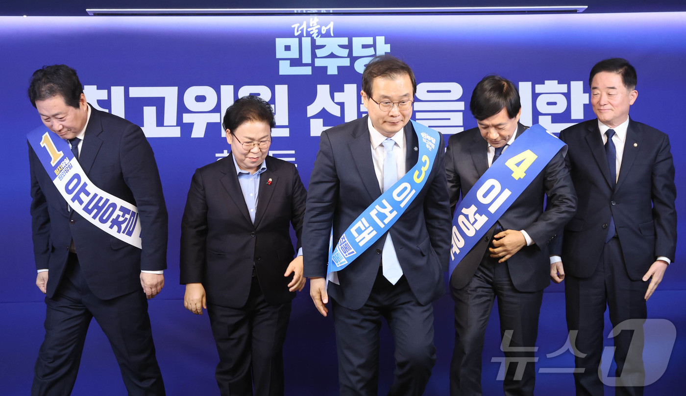 (서울=뉴스1) 국회사진기자단 = 23일 서울 여의도 더불어민주당 중앙당사에서 열린 최고위원 선출을 위한 1차 합동연설회에서 유동철(왼쭉부터), 문정복, 이건태, 이성윤, 강득구 …