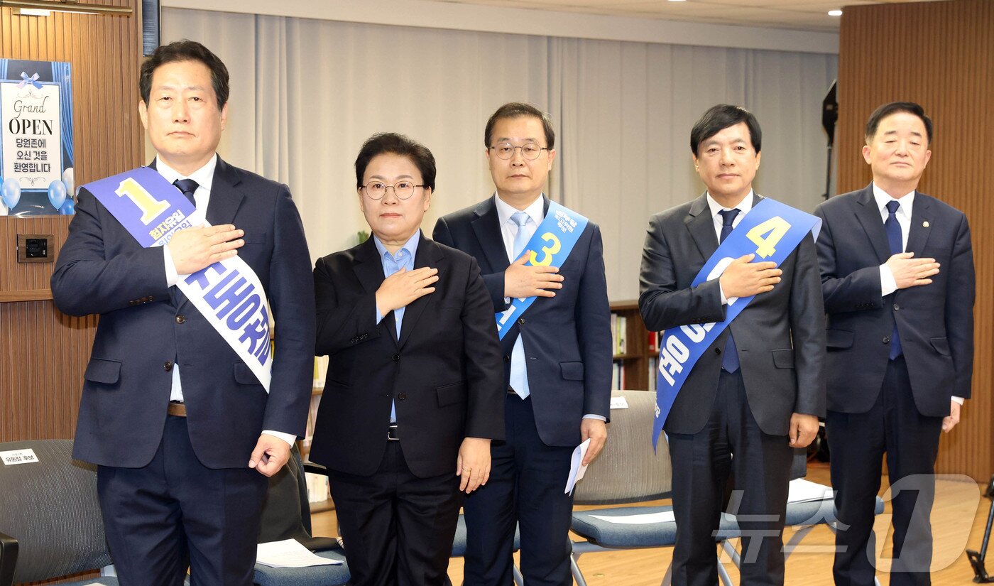 본문 이미지 - 23일 서울 여의도 더불어민주당 중앙당사에서 열린 최고위원 선출을 위한 1차 합동연설회에서 유동철(왼쭉부터), 문정복, 이건태, 이성윤, 강득구 최고위원 후보들이 국민의례하고 있다. 2025.12.23/뉴스1 ⓒ News1 국회사진기자단