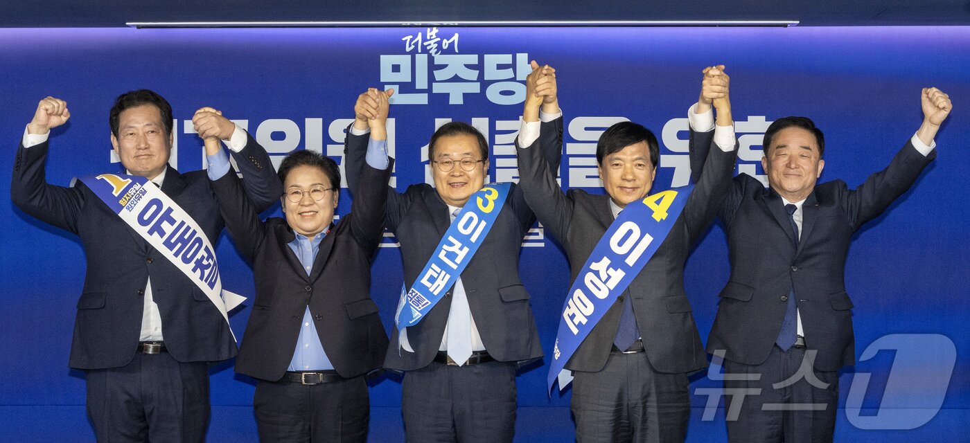 본문 이미지 - 23일 서울 여의도 더불어민주당 중앙당사에서 열린 최고위원 선출을 위한 1차 합동연설회에서 유동철(왼쭉부터), 문정복, 이건태, 이성윤, 강득구 최고위원 후보들이 지지를 호소하고 있다. 2025.12.23/뉴스1 ⓒ News1 국회사진기자단