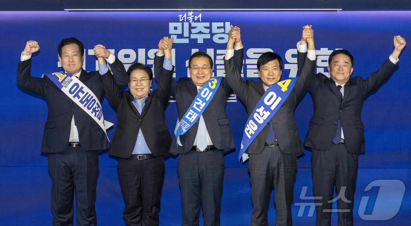 본문 이미지 - 지난해 12월 23일 서울 여의도 더불어민주당 중앙당사에서 열린 최고위원 선출을 위한 1차 합동연설회에서 유동철(왼쭉부터), 문정복, 이건태, 이성윤, 강득구 최고위원 후보들이 지지를 호소하고 있다. 유동철 위원장은 6일 사퇴했다. 2025.12.23/뉴스1 ⓒ News1 국회사진기자단