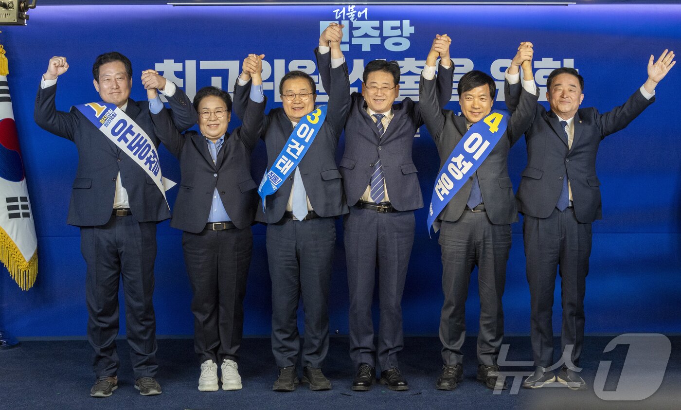 본문 이미지 - 23일 서울 여의도 더불어민주당 중앙당사에서 열린 최고위원 선출을 위한 1차 합동연설회에서 유동철(왼쭉부터), 문정복, 이건태, 이성윤, 강득구 최고위원 후보들이 지지를 호소하고 있다. 2025.12.23/뉴스1 ⓒ News1 국회사진기자단