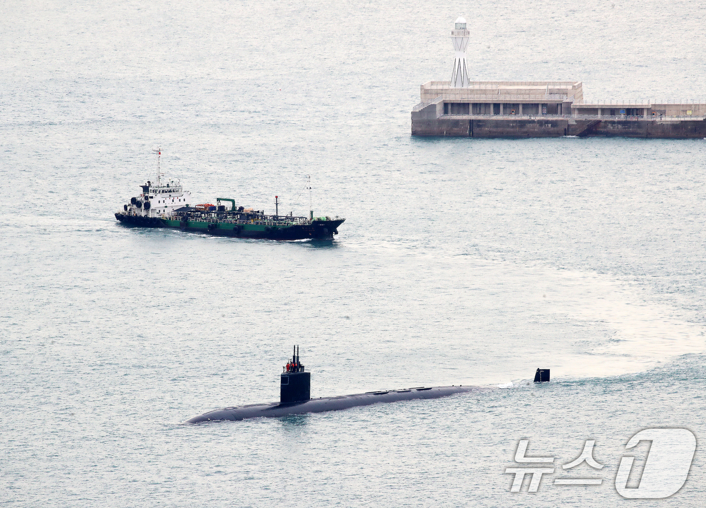 (부산=뉴스1) 윤일지 기자 = 미국 해군 로스엔젤레스급 핵추진 잠수함 '그린빌함'(SSN-772·6900톤급)이 23일 오전 부산 남구 해군작전사령부 부산작전기지에 입항하고 있다 …