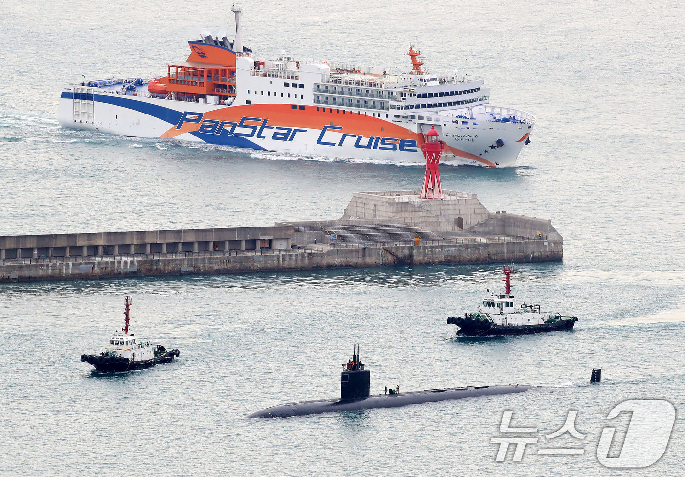 (부산=뉴스1) 윤일지 기자 = 미국 해군 로스엔젤레스급 핵추진 잠수함 '그린빌함'(SSN-772·6900톤급)이 23일 오전 부산 남구 해군작전사령부 부산작전기지에 입항하고 있다 …