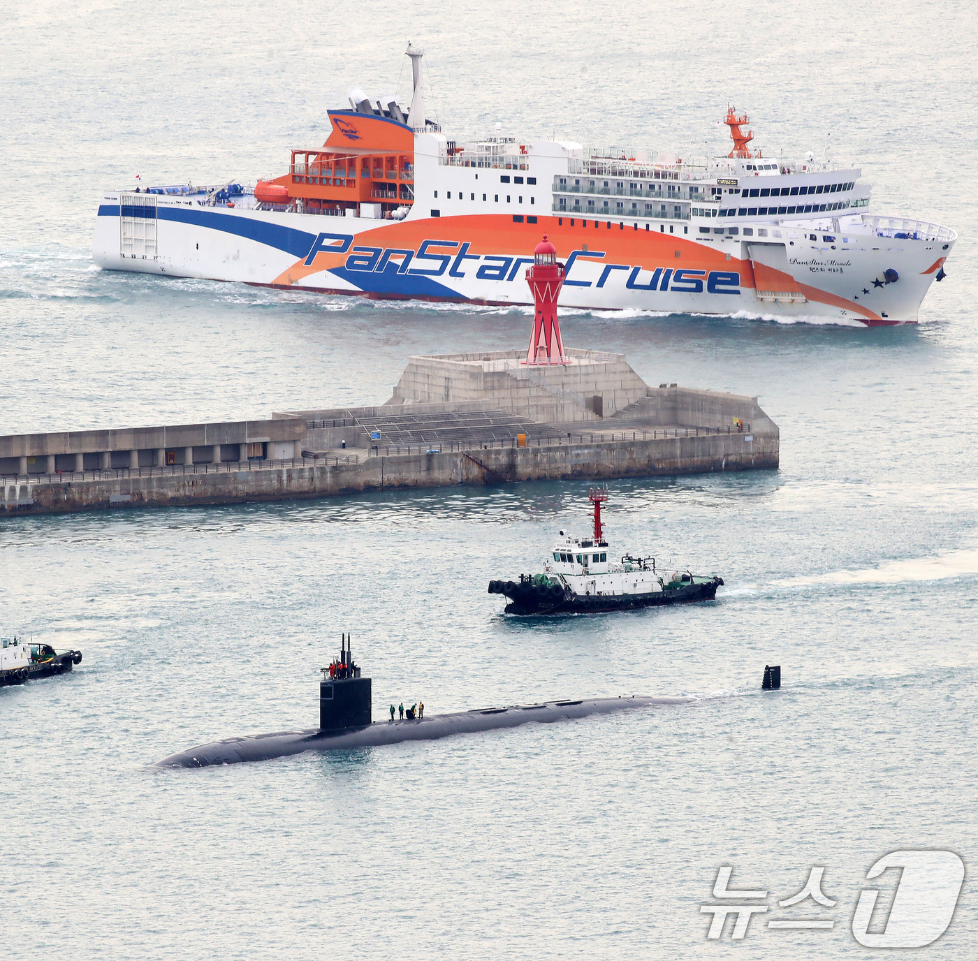 (부산=뉴스1) 윤일지 기자 = 미국 해군 로스엔젤레스급 핵추진 잠수함 '그린빌함'(SSN-772·6900톤급)이 23일 오전 부산 남구 해군작전사령부 부산작전기지에 입항하고 있다 …