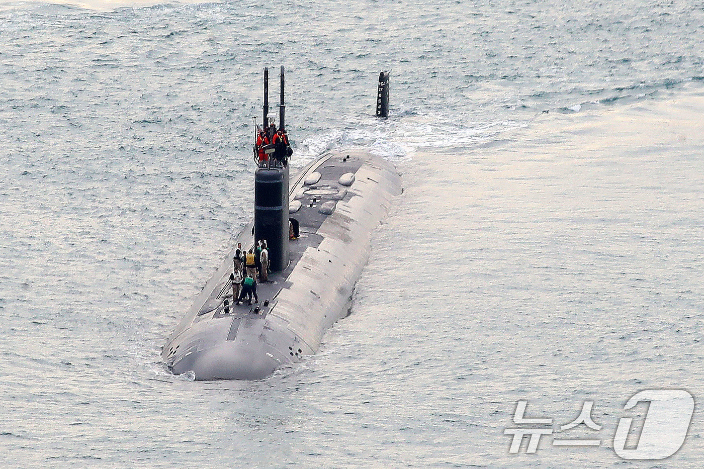 (부산=뉴스1) 윤일지 기자 = 미국 해군 로스엔젤레스급 핵추진 잠수함 '그린빌함'(SSN-772·6900톤급)이 23일 오전 부산 남구 해군작전사령부 부산작전기지에 입항하고 있다 …