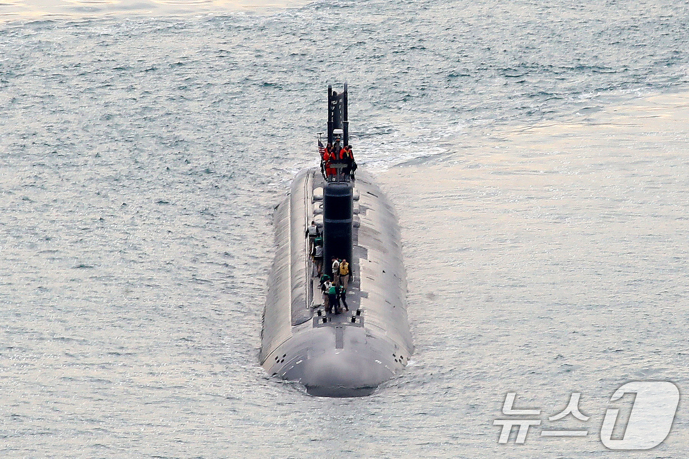 (부산=뉴스1) 윤일지 기자 = 미국 해군 로스엔젤레스급 핵추진 잠수함 '그린빌함'(SSN-772·6900톤급)이 23일 오전 부산 남구 해군작전사령부 부산작전기지에 입항하고 있다 …