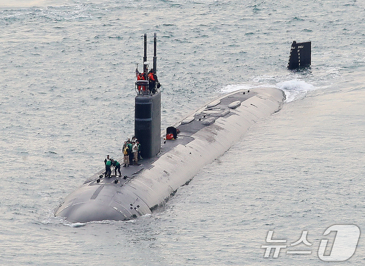 (부산=뉴스1) 윤일지 기자 = 미국 해군 로스엔젤레스급 핵추진 잠수함 '그린빌함'(SSN-772·6900톤급)이 23일 오전 부산 남구 해군작전사령부 부산작전기지에 입항하고 있다 …