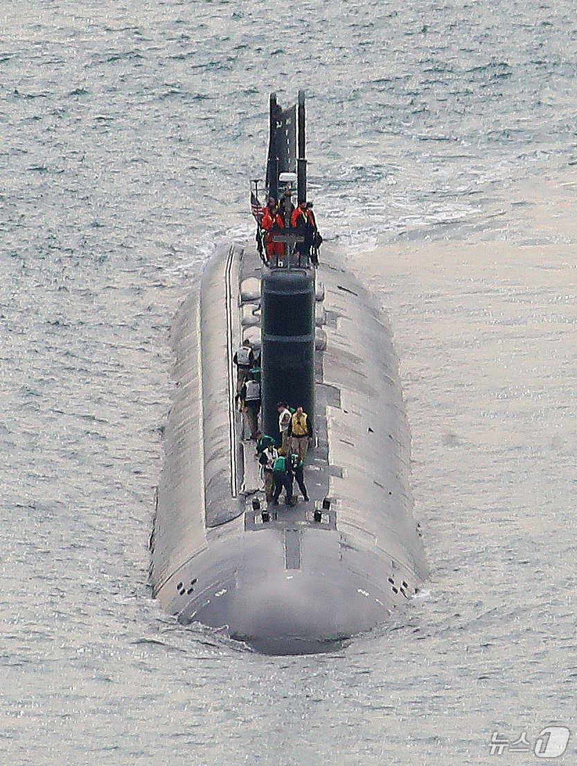 (부산=뉴스1) 윤일지 기자 = 미국 해군 로스엔젤레스급 핵추진 잠수함 '그린빌함'(SSN-772·6900톤급)이 23일 오전 부산 남구 해군작전사령부 부산작전기지에 입항하고 있다 …