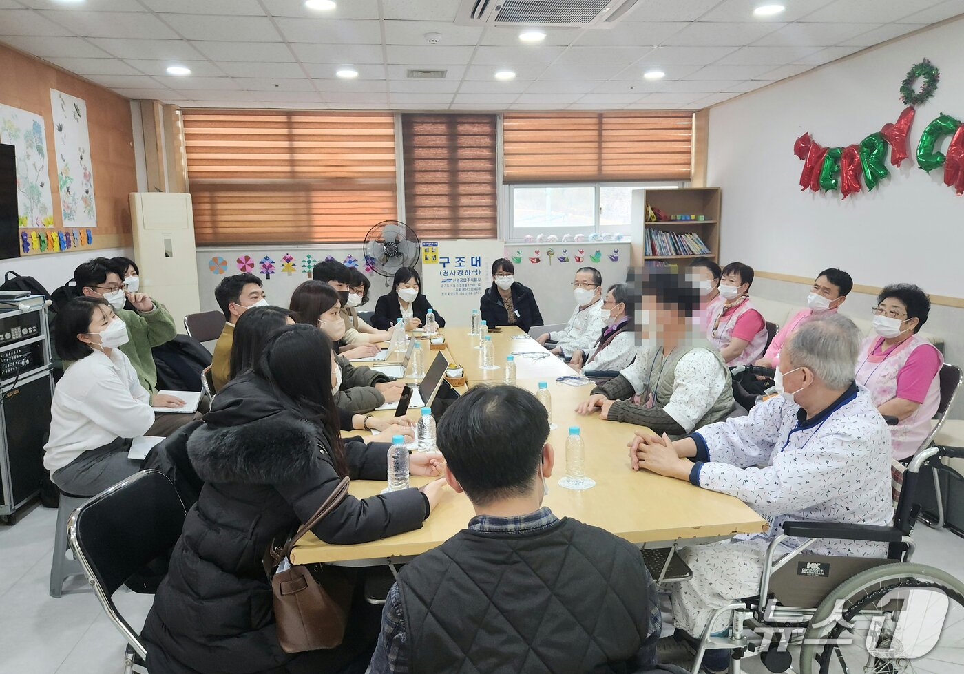 본문 이미지 - 보건복지부 출입기자단 공동 취재에 응한 경북 예천 경도요양병원의 입원 환자들과 간병인들.(보건복지부 제공)