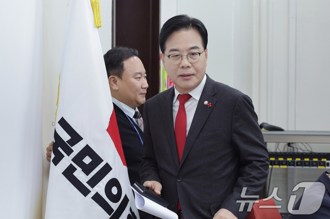 (서울=뉴스1) 신웅수 기자 = 송언석 국민의힘 원내대표가 23일 서울 여의도 국회에서 열린 기자간담회에 참석하고 있다. 2025.12.23/뉴스1