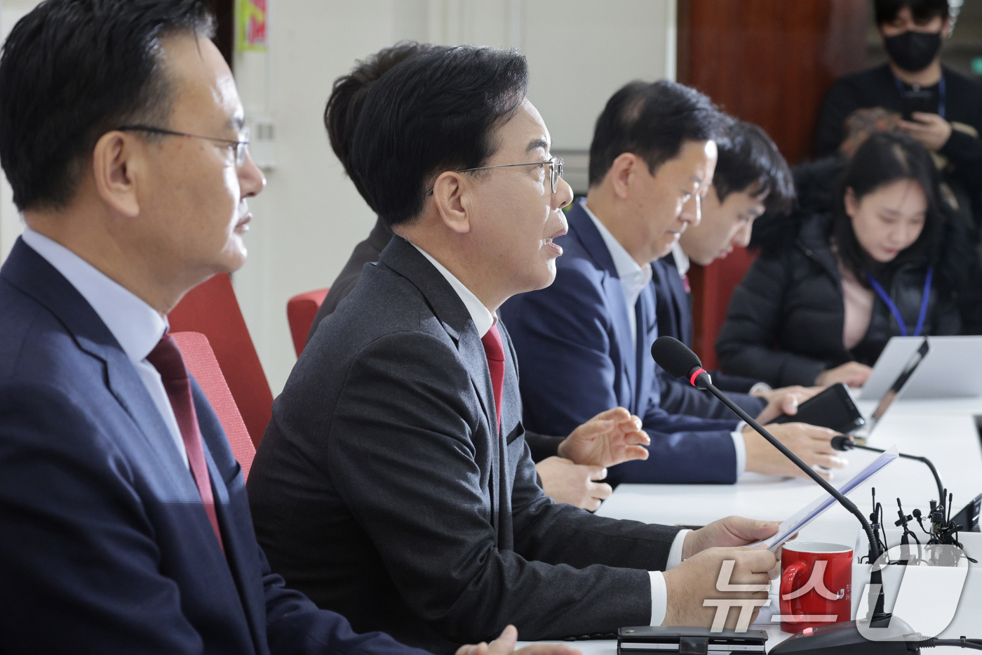 (서울=뉴스1) 신웅수 기자 = 송언석 국민의힘 원내대표가 23일 서울 여의도 국회에서 기자간담회를 하고 있다. 2025.12.23/뉴스1