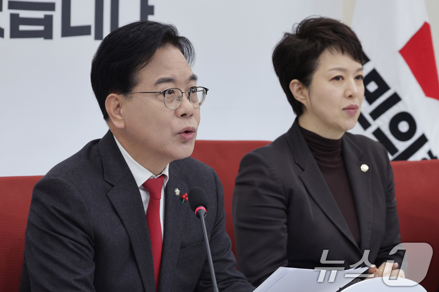 (서울=뉴스1) 신웅수 기자 = 송언석 국민의힘 원내대표가 23일 서울 여의도 국회에서 기자간담회를 하고 있다. 2025.12.23/뉴스1