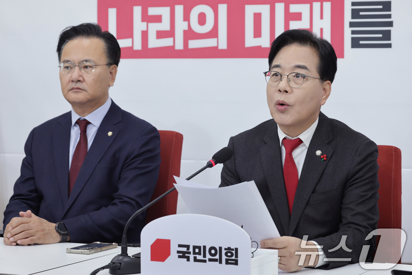 (서울=뉴스1) 신웅수 기자 = 송언석 국민의힘 원내대표가 23일 서울 여의도 국회에서 기자간담회를 하고 있다. 2025.12.23/뉴스1