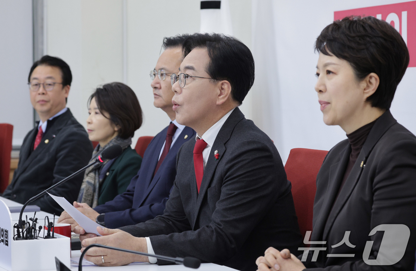 (서울=뉴스1) 신웅수 기자 = 송언석 국민의힘 원내대표가 23일 서울 여의도 국회에서 기자간담회를 하고 있다. 2025.12.23/뉴스1