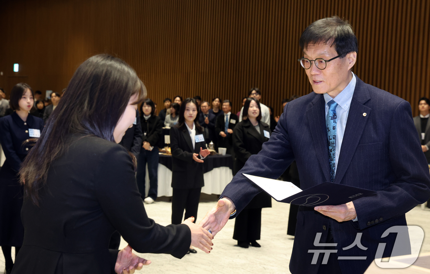 (서울=뉴스1) 김명섭 기자 = 이창용 한국은행 총재가 23일 서울 중구 한국은행에서 열린 2025 한국은행총재 외부포상 시상식에서 표창장을 전달하고 있다.  2025.12.23/ …