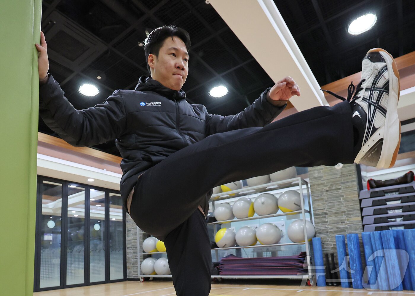 본문 이미지 - 이상혁 운동처방사가 23일 서울 송파구 국민체력100 KSPO송파체력인증센터에서 러닝 전 몸을 풀기 위한 동적 스트레칭 시범을 보이고 있다. ⓒ News1 장수영 기자