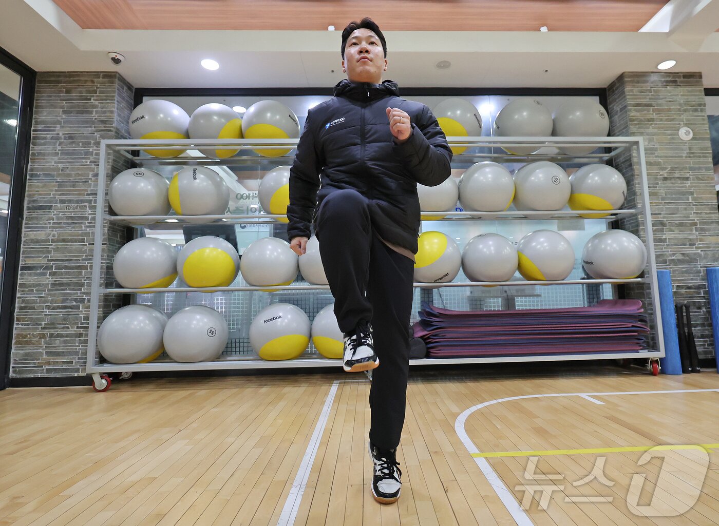 본문 이미지 - 이상혁 운동처방사가 23일 서울 송파구 국민체력100 KSPO송파체력인증센터에서 러닝 전 몸을 풀기 위한 동적 스트레칭 시범을 보이고 있다. ⓒ News1 장수영 기자