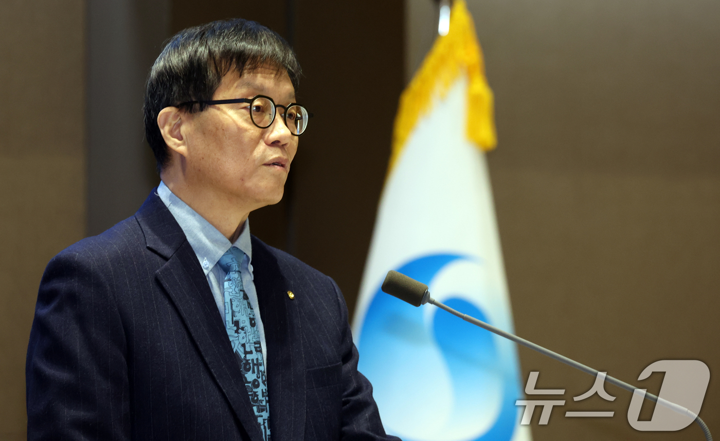 (서울=뉴스1) 김명섭 기자 = 이창용 한국은행 총재가 23일 서울 중구 한국은행에서 열린 2025 한국은행총재 외부포상 시상식에서 인사말을 하고 있다.  2025.12.23/뉴스 …