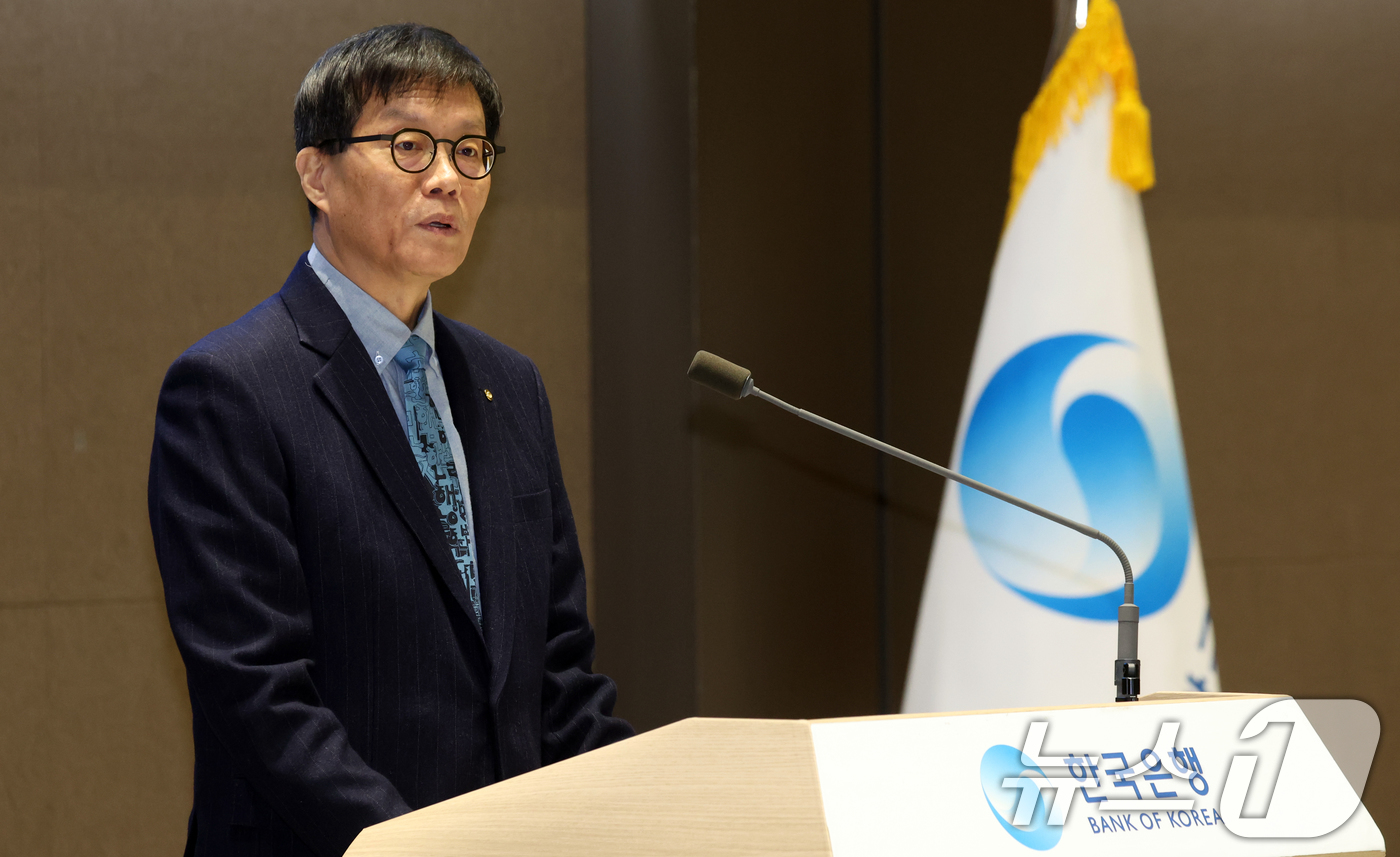 (서울=뉴스1) 김명섭 기자 = 이창용 한국은행 총재가 23일 서울 중구 한국은행에서 열린 2025 한국은행총재 외부포상 시상식에서 인사말을 하고 있다. 2025.12.23/뉴스1 …