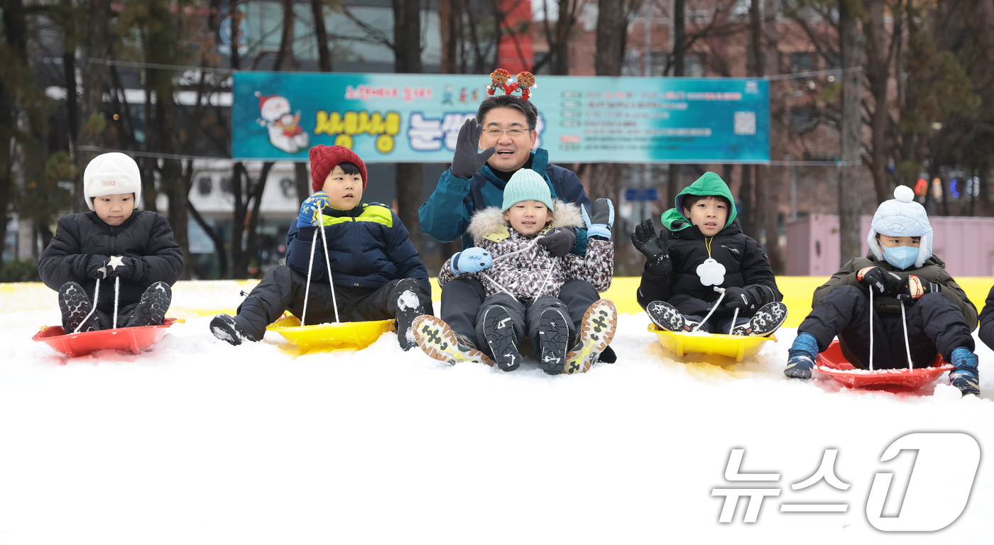 (서울=뉴스1) 권현진 기자 = 오승록 노원구정장이 23일 오전 서울 노원구 서울과학기술대학교 종합운동장에 마련된 ‘노원 씽씽 눈썰매장’을 찾은 어린이들과 눈썰매를 타기 전 인사를 …