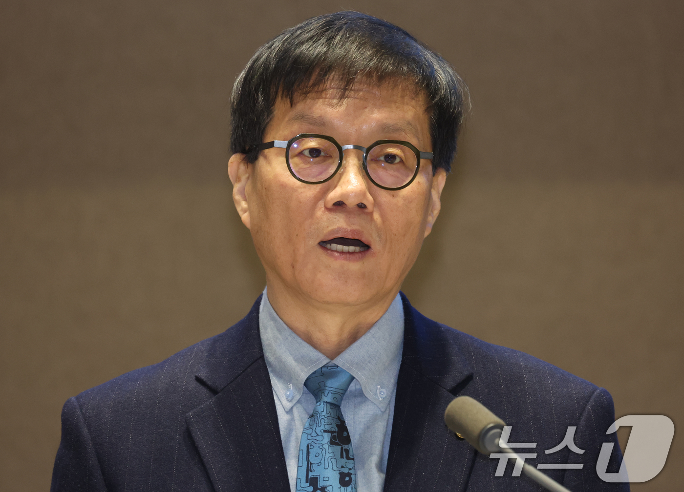 (서울=뉴스1) 김명섭 기자 = 이창용 한국은행 총재가 23일 서울 중구 한국은행에서 열린 2025 한국은행총재 외부포상 시상식에서 인사말을 하고 있다. 2025.12.23/뉴스1 …