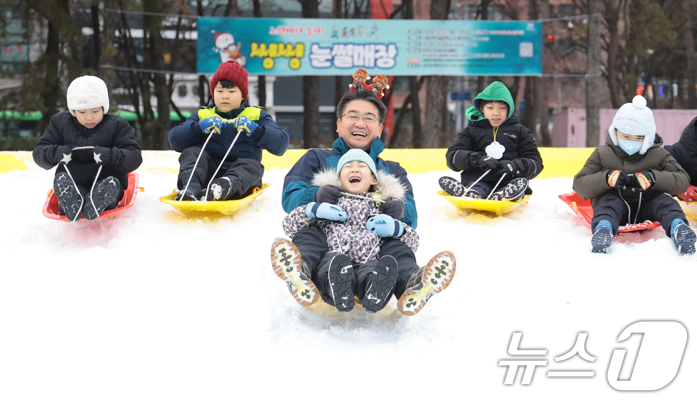 (서울=뉴스1) 권현진 기자 = 오승록 노원구정장이 23일 오전 서울 노원구 서울과학기술대학교 종합운동장에 마련된 ‘노원 씽씽 눈썰매장’을 찾은 어린이들과 즐거운 시간을 보내고 있 …