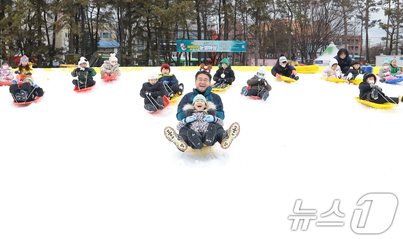 (서울=뉴스1) 권현진 기자 = 오승록 노원구정장이 23일 오전 서울 노원구 서울과학기술대학교 종합운동장에 마련된 ‘노원 씽씽 눈썰매장’을 찾은 어린이들과 즐거운 시간을 보내고 있 …