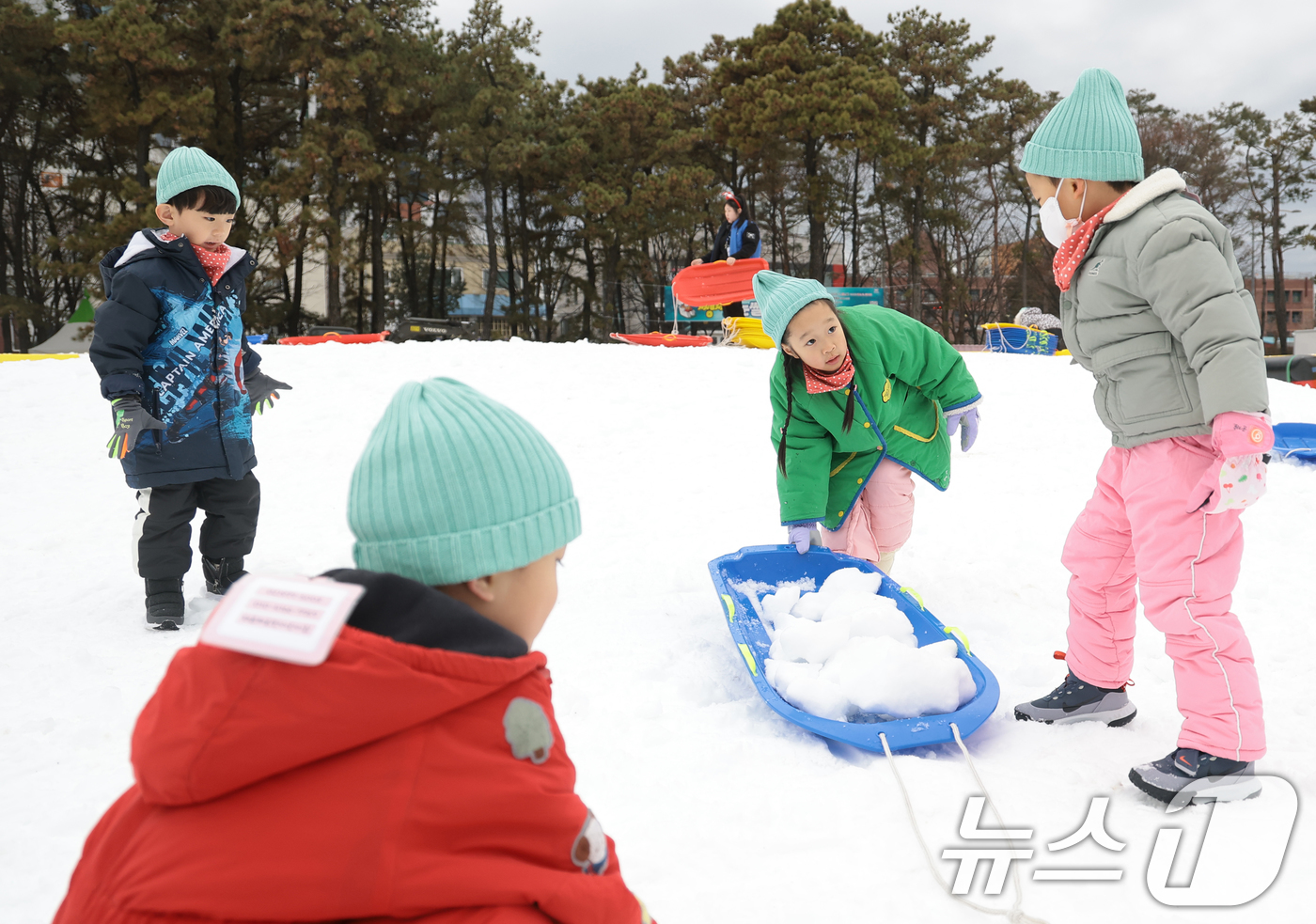 (서울=뉴스1) 권현진 기자 = 23일 오전 서울 노원구 서울과학기술대학교 종합운동장에 마련된 ‘노원 씽씽 눈썰매장’을 찾은 어린이들이 눈썰매장에서 즐거운 시간을 보내고 있다. 2 …