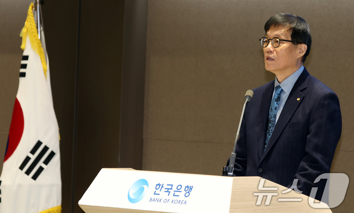(서울=뉴스1) 김명섭 기자 = 이창용 한국은행 총재가 23일 서울 중구 한국은행에서 열린 2025 한국은행총재 외부포상 시상식에서 인사말을 하고 있다. 2025.12.23/뉴스1 …