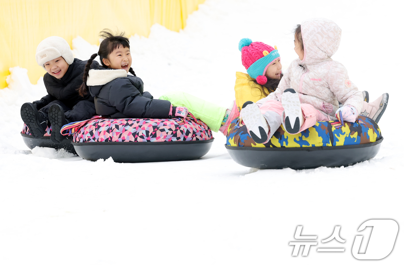 (서울=뉴스1) 권현진 기자 = 23일 오전 서울 노원구 서울과학기술대학교 종합운동장에 마련된 ‘노원 씽씽 눈썰매장’을 찾은 어린이들이 눈썰매장에서 즐거운 시간을 보내고 있다. 2 …