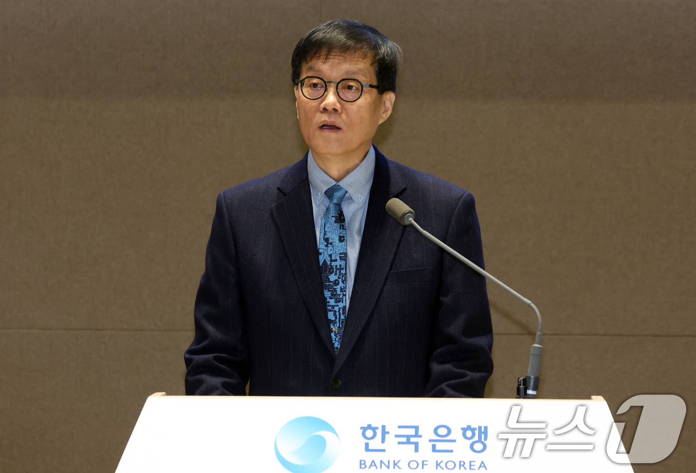 (서울=뉴스1) 김명섭 기자 = 이창용 한국은행 총재가 23일 서울 중구 한국은행에서 열린 2025 한국은행총재 외부포상 시상식에서 인사말을 하고 있다. 2025.12.23/뉴스1 …