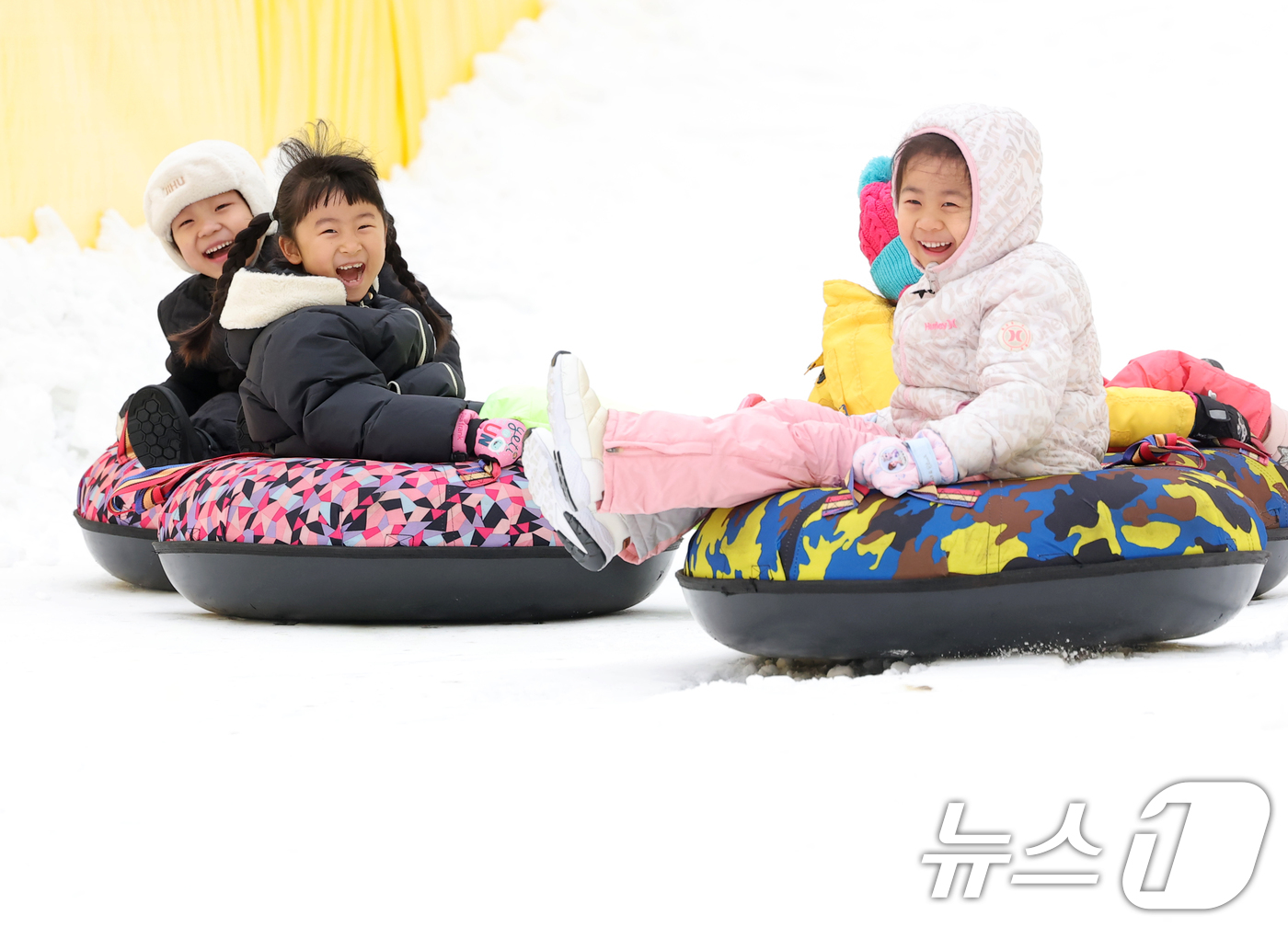 (서울=뉴스1) 권현진 기자 = 23일 오전 서울 노원구 서울과학기술대학교 종합운동장에 마련된 ‘노원 씽씽 눈썰매장’을 찾은 어린이들이 눈썰매장에서 즐거운 시간을 보내고 있다. 2 …