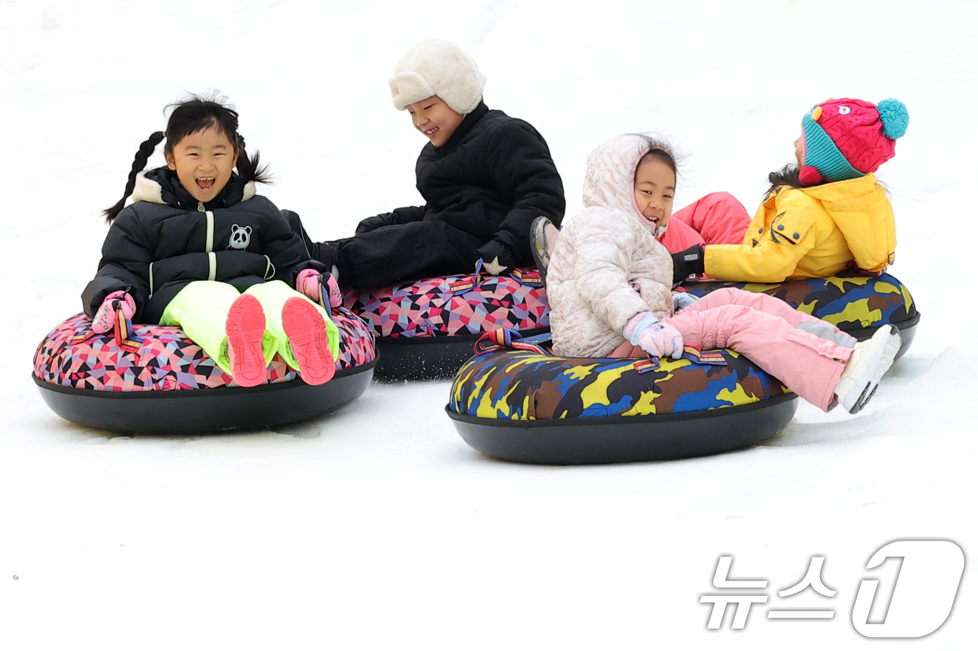 (서울=뉴스1) 권현진 기자 = 23일 오전 서울 노원구 서울과학기술대학교 종합운동장에 마련된 ‘노원 씽씽 눈썰매장’을 찾은 어린이들이 눈썰매장에서 즐거운 시간을 보내고 있다. 2 …