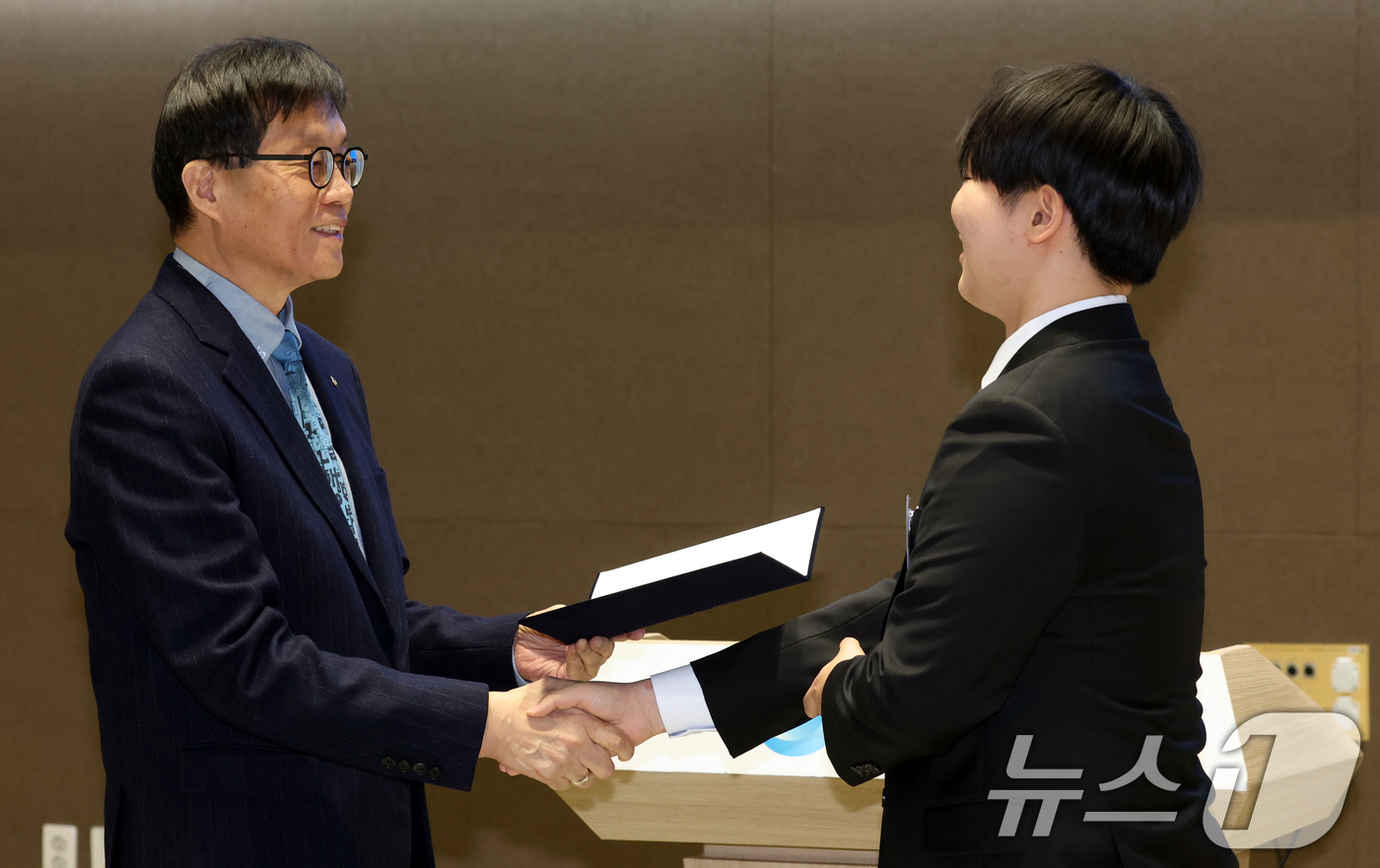 (서울=뉴스1) 김명섭 기자 = 이창용 한국은행 총재가 23일 서울 중구 한국은행에서 열린 2025 한국은행총재 외부포상 시상식에서 표창장을 전달하고 있다. 2025.12.23/뉴 …