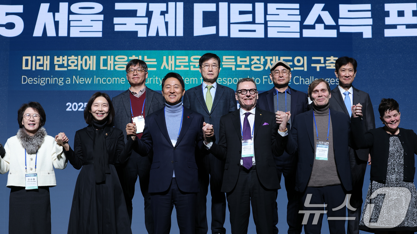 (서울=뉴스1) 오대일 기자 = 오세훈 서울시장이 23일 서울 동대문구 동대문디자인플라자(DDP) 아트홀에서 열린 2025 서울국제디딤돌소득포럼 개회식에서 내빈들과 기념촬영을 하고 …