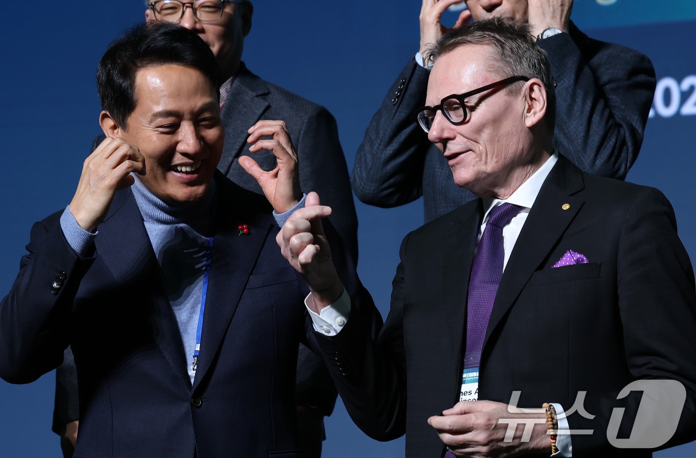 (서울=뉴스1) 오대일 기자 = 오세훈 서울시장이 23일 서울 동대문구 동대문디자인플라자(DDP) 아트홀에서 열린 2025 서울국제디딤돌소득포럼 개회식에서 기념촬영 도중 2024년 …