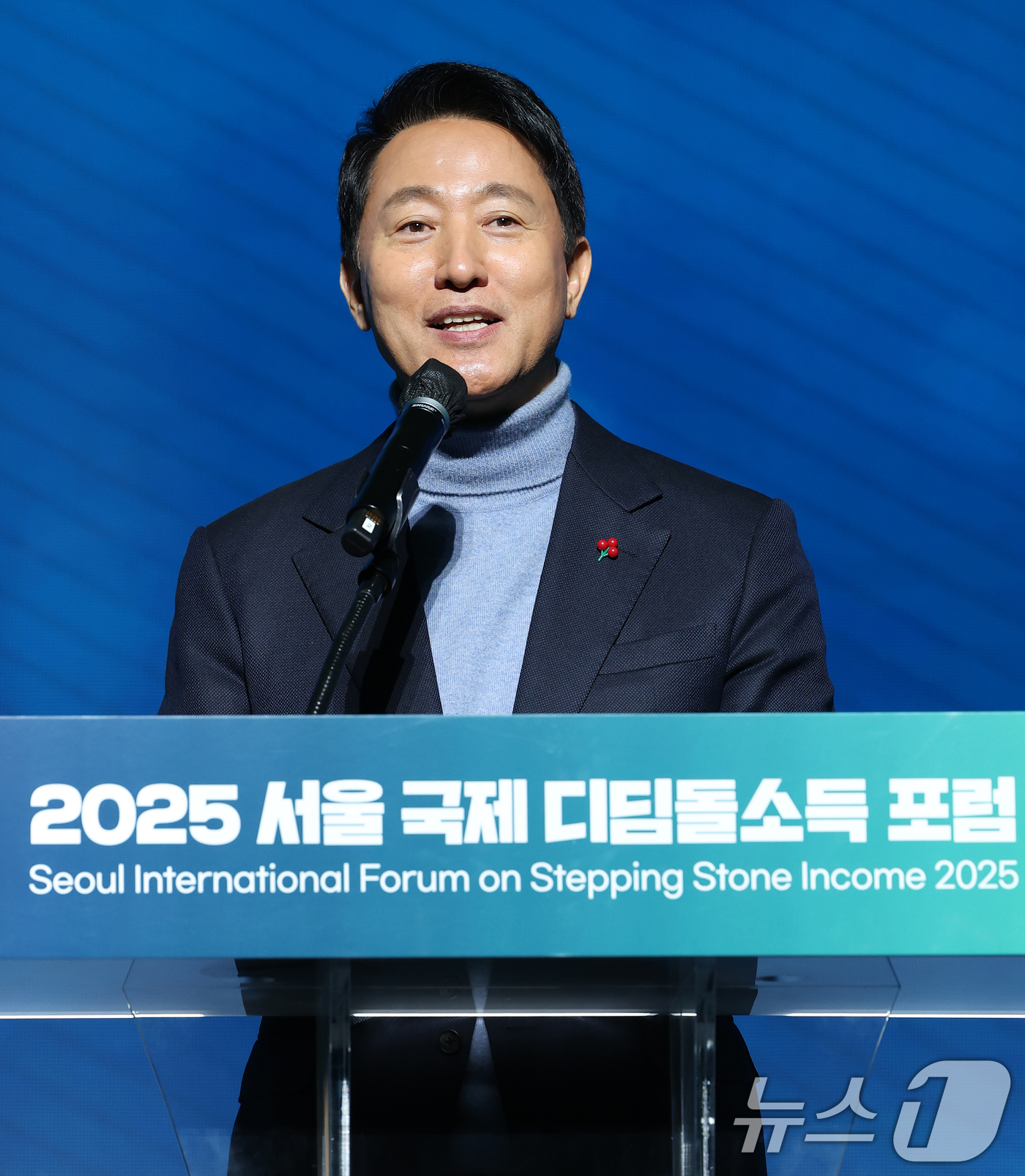 (서울=뉴스1) 오대일 기자 = 오세훈 서울시장이 23일 서울 동대문구 동대문디자인플라자(DDP) 아트홀에서 열린 2025 서울국제디딤돌소득포럼 개회식에서 환영사를 하고 있다.올해 …