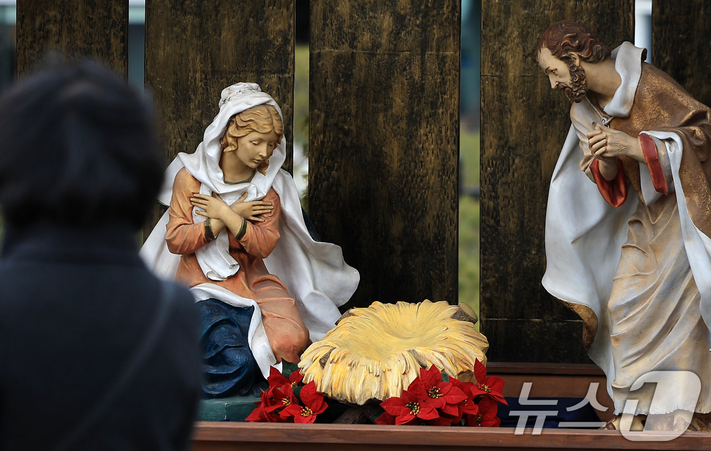 (서울=뉴스1) 이호윤 기자 = 크리스마스 이브를 하루 앞둔 23일 서울 중구 명동대성당 앞에 성탄 구유가 설치돼 있다. 2025.12.23/뉴스1